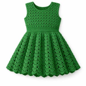 Pode incluir: Um vestido sem mangas de cor verde vibrante, elaborado com um padrão de croché detalhado. A peça apresenta um decote redondo, um corpete justo e uma saia rodada e plissada que termina numa bainha recortada com acabamento.