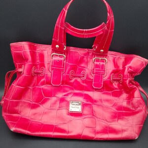 Bolso de piel roja de Dooney & Bourke.