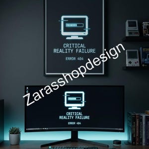 Op de afbeelding: Een ingelijste zwart-wit poster en een computermonitor tonen de tekst "CRITICAL REALITY FAILURE ERROR 404" met een computerpictogram. Een toetsenbord, muis en kleine plant staan op het bureau. Tech thema.