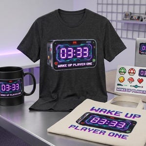 Puede incluir: Colección de artículos con un diseño de reloj digital con el texto "03:33 WAKE UP PLAYER ONE". Incluye una camiseta gris oscuro, una taza negra, un bolso de mano, una hoja de pegatinas y una pegatina para portátil. Diseño neón futurista.
