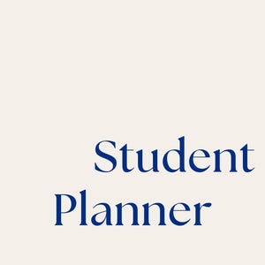 Puede incluir: Fondo color crema con las palabras "Student Planner" en azul oscuro, con una fuente elegante. El texto está centrado y ocupa una parte importante de la imagen.
