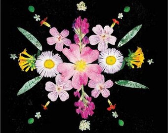 Op de afbeelding: Een symmetrisch bloemstuk tegen een zwarte achtergrond. Het ontwerp bevat roze, witte en gele bloemen, aangevuld met groene bladeren en kleine decoratieve elementen. De compositie is visueel aantrekkelijk en evenwichtig.