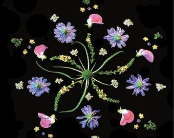 Op de afbeelding: Een bloemstuk op een zwarte achtergrond. Het bevat blauwe, paarse en roze bloemen, samen met groene stelen en kleine gele en witte accenten. De achtergrond heeft grote, donkergrijze cirkels.