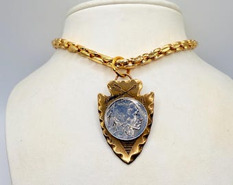 Collar con moneda de punta de flecha dorada / Colgante vintage de níquel búfalo con cadena de oro