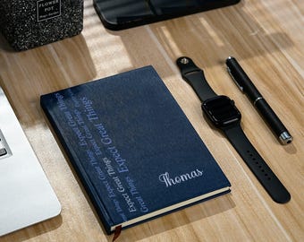 Cuaderno con nombre personalizado y frase inspiradora con textura de madera, tamaño A5, tapa dura para la escuela/oficina, regalo para graduados/colegas/profesores.