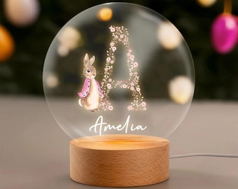 Luz de noche LED con nombre inicial personalizado, diseño floral de conejo, lámpara de noche acrílica con base de madera, decoración de dormitorio, regalo de cumpleaños o Pascua para niños.