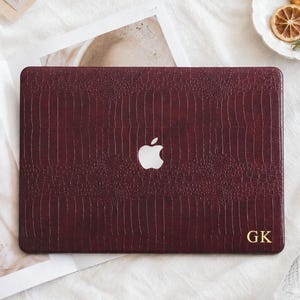 Anpassat retro rött krokodilfodral i veganskt läder med guldinitialer, personligt MacBook-fodral för Pro 16 15 13 Air 16 15 14 13 Neo A18 A3434