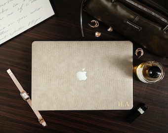 Custom Retro White Crocodile Vegan Leather Case with Gold Initials, Personalized MacBook Cover for Pro 16 15 14 13 Air 16 15 14 13 Neo A18