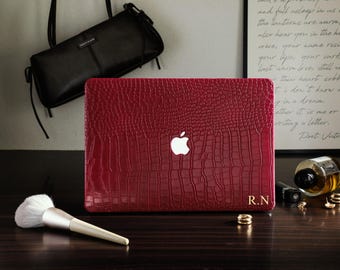 Custodia personalizzata in ecopelle effetto coccodrillo rosso intenso per MacBook con iniziali dorate, cover per laptop personalizzata per Macbook Air Pro 13 14 15 16 Neo A18
