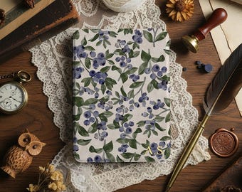 Custodia Kindle personalizzata con scritta Blueberry Manuscript, iniziali in lamina d'oro, motivo a cuore, funzione di accensione/spegnimento automatico.