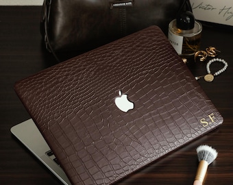 Cover personalizzata in pelle di coccodrillo marrone con iniziale dorata, custodia per MacBook Pro 16 15 14 13 Air 16 15 14 13 Neo A18 A3434 con incisione personalizzata.