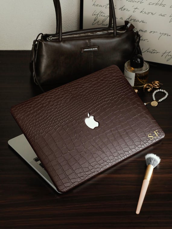 Personalized Brown Crocodile Leather Cover with Gold Initial, Custom Embossed MacBook Case for Pro 16 15 14 13 Air 16 15 14 13 Neo A18 A3434