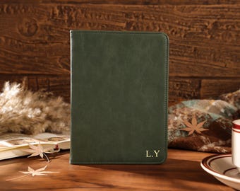 Custodia personalizzata in ecopelle verde vintage con iniziali dorate, per Kindle Paperwhite di 12a, 11a e 10a generazione, sottile e protettiva.