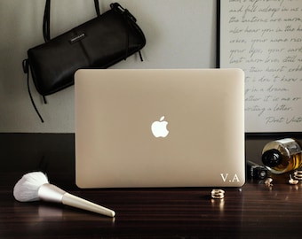 Custodia rigida personalizzata color crema-grigio per MacBook con iniziali dorate, cover per laptop personalizzata per Macbook Air Pro 13 14 15 16 Neo A18 A3434