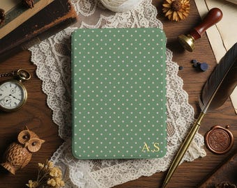 Custodia Kindle personalizzata con pois color menta, iniziali in lamina d'oro, motivo a cuori, funzione di accensione/spegnimento automatico.