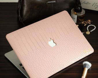 Cover personalizzata in pelle di coccodrillo rosa con iniziale dorata, custodia per MacBook Pro 16 15 14 13 Air 16 15 14 13 Neo A18 A3434 con incisione personalizzata.