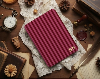 Custodia Kindle personalizzata a righe bordeaux, iniziali in lamina d'oro, motivo a cuore, funzione di accensione/spegnimento automatico