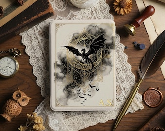 Funda personalizada para Kindle con diseño de dragón dorado negro, iniciales en lámina dorada, estampado de corazones y función de encendido/apagado automático.