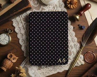 Custodia Kindle personalizzata con pois neri, iniziali in lamina d'oro, motivo a cuori, funzione di accensione/spegnimento automatico.