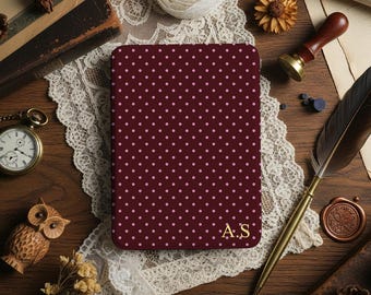 Custodia Kindle personalizzata Plum Dots, iniziali in lamina d'oro, motivo a cuore, funzione di accensione/spegnimento automatico