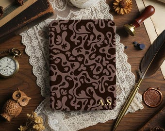 Custodia Kindle personalizzata Cocoa Flowing Earth, iniziali in lamina d'oro, motivo a cuore, funzione di attivazione/disattivazione automatica