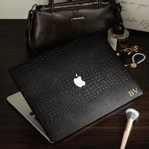 Capa personalizada em couro de crocodilo preto fosco com inicial dourada, capa para MacBook com gravação personalizada em relevo para Pro 16 15 14 13 Air 16 15 14 13 Neo A18