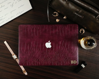 Custom Retro Red Crocodile Vegan Leather Case with Gold Initials, Personalized MacBook Cover for Pro 16 15 14 13 Air 15 14 13 Neo A18 A3434
