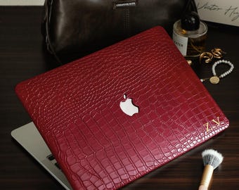Cover personalizzata in pelle di coccodrillo rosso scuro con iniziale dorata, custodia per MacBook Pro 16 15 14 13 Air 16 15 14 13 Neo A18 con incisione personalizzata.