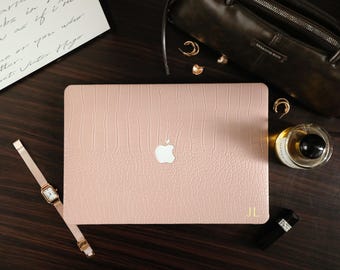 Custodia personalizzata in ecopelle rosa effetto coccodrillo con iniziali dorate, cover personalizzata per MacBook Pro 16 15 14 13 Air 16 15 14 13 Neo A18 A3434