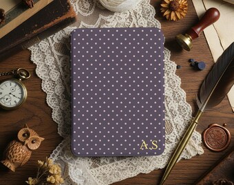 Custodia Kindle personalizzata con pois lilla, iniziali in lamina d'oro, motivo a cuori, funzione di accensione/spegnimento automatico.