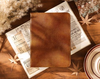 Custodia personalizzata in ecopelle marrone vintage con iniziali dorate, per Kindle Paperwhite di 12a, 11a e 10a generazione, sottile e protettiva.