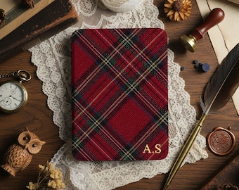 Custodia Kindle personalizzata con motivo scozzese rosso, iniziali in lamina d'oro, motivo a cuori, cover Kindle con funzione di accensione/spegnimento automatico.