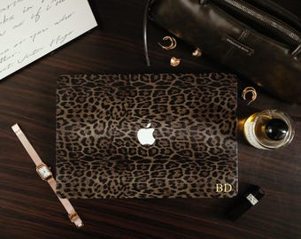 Custodia personalizzata in ecopelle marrone con stampa leopardata e iniziali dorate, cover personalizzata per MacBook Pro 16 15 14 13 Air 15 14 13 Neo A18 A3434
