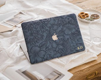 Custodia personalizzata in ecopelle blu con motivo floreale per MacBook e iniziali dorate, cover per laptop personalizzata con rilievo per Macbook Air Pro 13 14 15 16 Neo A18