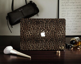 Custodia per MacBook in ecopelle marrone con stampa leopardata personalizzata e iniziali dorate, cover personalizzata per MacBook Air Pro 13 14 15 16 Neo A18