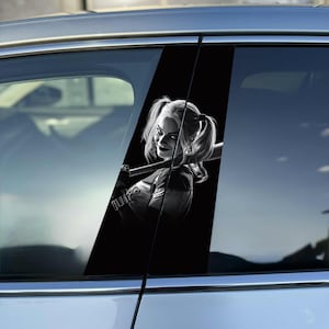 Op de afbeelding: Zwart-wit autosticker met een portret van een vrouw met blonde staartjes die een honkbalknuppel vasthoudt. De afbeelding is een grafische weergave van een personage uit een stripboek of film.