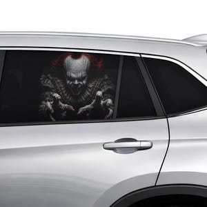 Könnte beinhalten: Ein Auto-Fensteraufkleber mit einer detaillierten Grafik eines Clowns mit rotem Haar, einem blassen Gesicht und einem Rüschenkragen. Der Clown ist mit nach vorne ausgestreckten Händen dargestellt, was ein realistisches und bedrohliches Aussehen erzeugt.