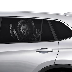Pode incluir: Um autocolante para vidro de carro a preto e branco com uma ilustração detalhada de um boneco com cabelo despenteado, uma camisola de riscas de manga comprida e cara com cicatrizes. O boneco segura uma faca e apoia a mão no vidro.