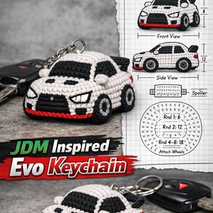 Op de afbeelding: Een gehaakte JDM-geïnspireerde Evo-sleutelhanger in wit, zwart en rood. De sleutelhanger heeft een gedetailleerd autodesign met een spoiler en is bevestigd aan een zilveren ketting. De afbeelding bevat ook een diagram en de tekst "PDF Crochet Pattern".