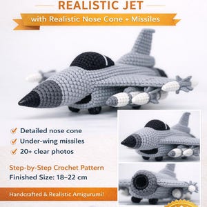 Pode incluir: Um padrão de crochê para um jato realista Amigurumi F-16. O tamanho final é de 18-22 cm. O padrão inclui um cone de nariz detalhado e mísseis sob as asas. A imagem mostra o produto final em cinza e preto.