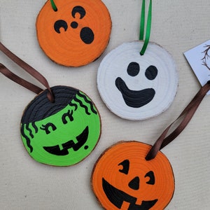 Halloween Ornament - Nostalgic painted Wood Slice decor - Halloween Bucket Designs
