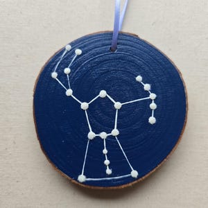 Sternbild Ornament - handbemalte Holzscheibe Sternzeichen Dekor - Perfektes Geschenk zum Geburtstag oder Feiertagen. Rustikales, astrologisches Geschenk