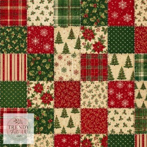 Puede incluir: Un diseño de tela de patchwork con una cuadrícula de cuadrados con varios patrones navideños, incluyendo cuadros rojos y verdes, copos de nieve blancos sobre rojo, hojas de acebo verdes, flores de pascua y pinos sobre fondo crema.