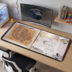 Può includere: Tappetino per scrivania con mappa e note manoscritte, intitolato "Scorched Earth". Il tappetino ha un bordo marrone e un disegno di un coniglio dei cartoni animati con una falce. Il testo "Reaper Desk Mat" è anch'esso visibile.