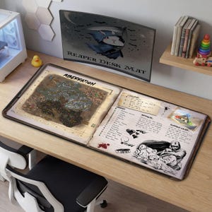 Può includere: Un grande tappetino da scrivania rettangolare con una mappa dettagliata e note scritte a mano. Il tappetino presenta il testo "Aberration" e "Reaper Desk Mat". Il design include illustrazioni e un personaggio dei cartoni animati.