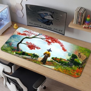 Puede incluir: Alfombrilla de escritorio rectangular con un paisaje vibrante, un samurái, hojas rojas y un puente. La alfombrilla tiene el texto "Reaper Desk Mat" y una imagen de un conejo con una guadaña. La alfombrilla está sobre un escritorio de madera.