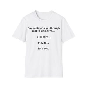 Peut inclure: T-shirt blanc avec texte noir. Le texte se lit : "Prévisions pour passer la fin du mois en vie... probablement... peut-être... on verra."