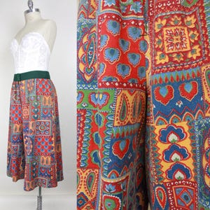 K&ouml;nnte beinhalten: Ein Vintage-Rock mit einem bunten Patchwork-Design mit roten, blauen, gelben und gr&uuml;nen geometrischen Mustern. Der Rock hat einen gr&uuml;nen Bund und eine ausgestellte Silhouette.