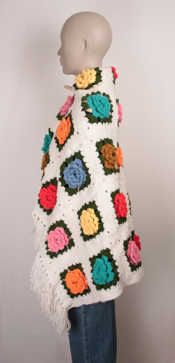 vtg granny square shawl // roses // fringe hem - image 3