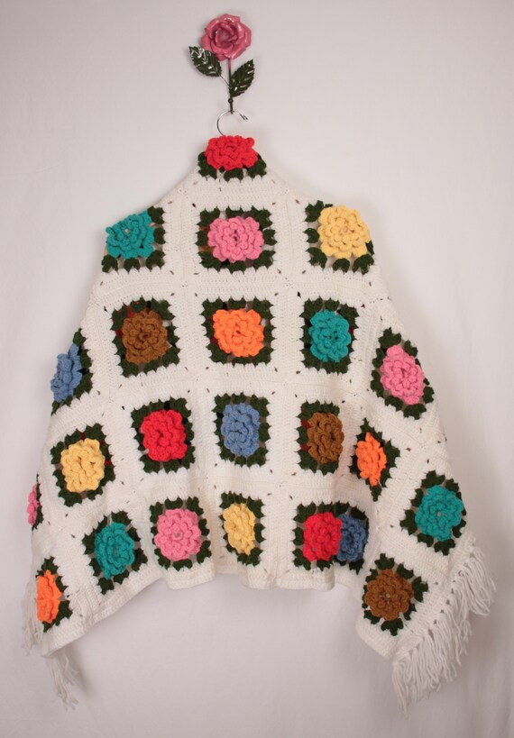 vtg granny square shawl // roses // fringe hem - image 8